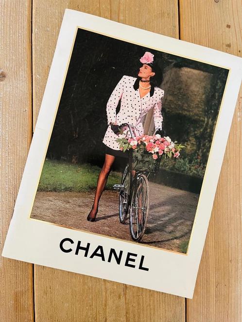 Zeer zeldzaam Chanel 1988 catalogus - INÈS DE LA FRESSANGE, Boeken, Mode, Gelezen, Mode algemeen, Ophalen of Verzenden