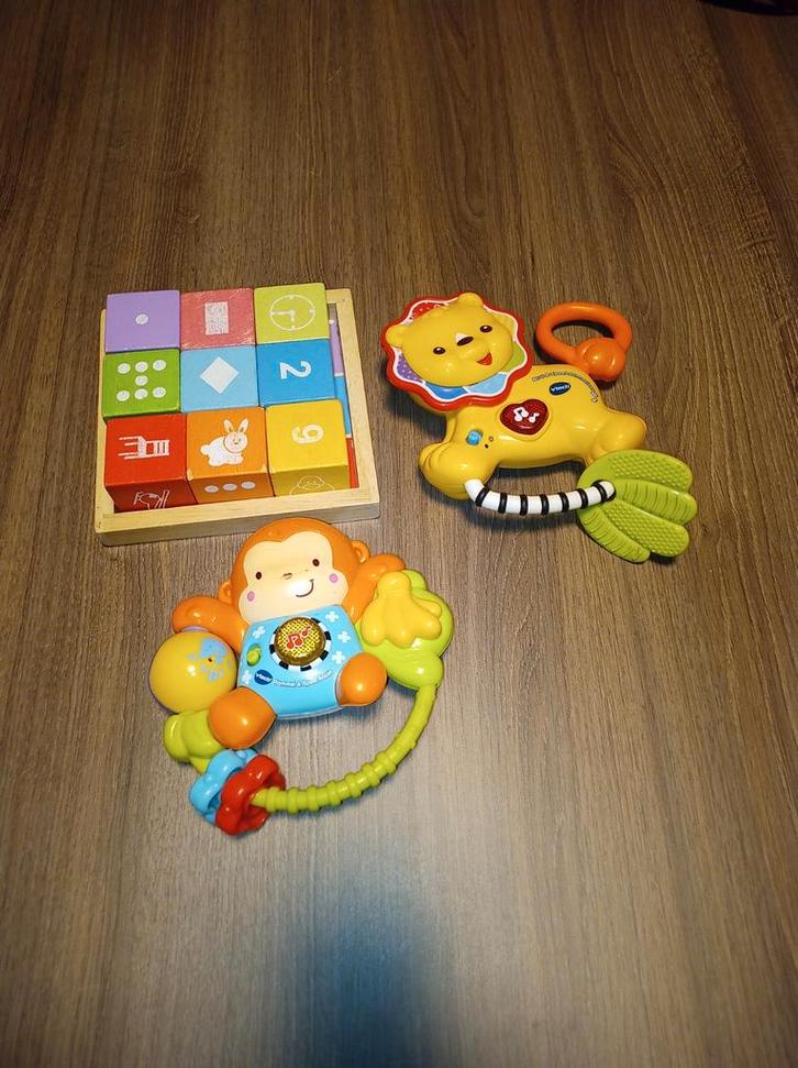 2 rammelaars van vtech en een set houten stapelblokken, Kinderen en Baby's, Speelgoed | Babyspeelgoed, Gebruikt, Rammelaar, Ophalen of Verzenden