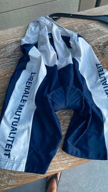 Korte koersbroek met bretellen liberale mutualiteit beschikbaar voor biedingen