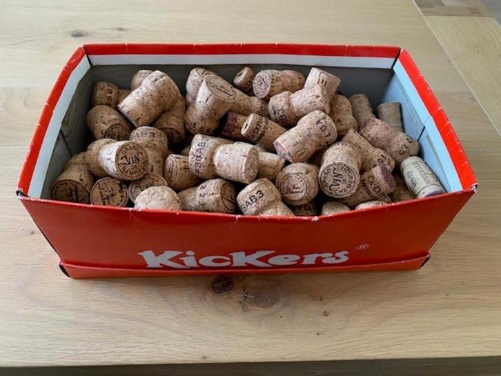 Schoendoos vol kurken (2 beschikbaar), Hobby en Vrije tijd, Knutselen, Materiaal, Ophalen of Verzenden