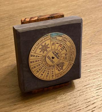 Eeuwigdurende kalender Valentia (IR) steen en koper, voetje beschikbaar voor biedingen