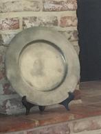Tinnen bord met staander, Ophalen