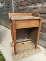 Meubles anciens: un pupitre et deux tablettes en bois., Ophalen