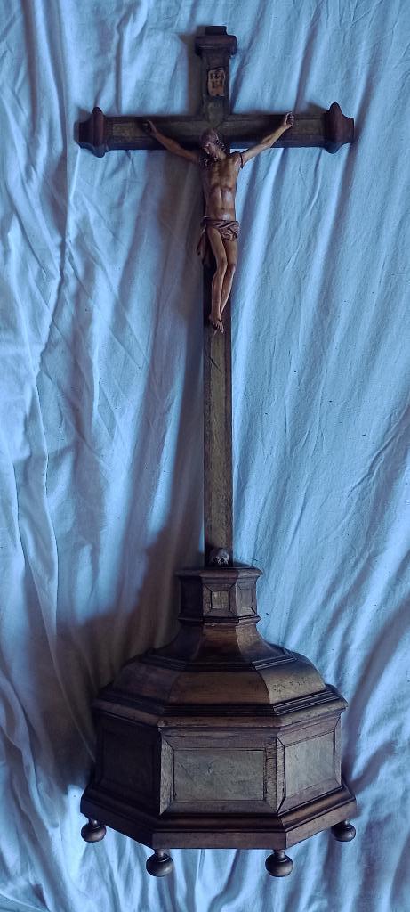 Crucifix bois sur socle ancien 31x87x15, Antiquités & Art, Antiquités | Objets religieux, Enlèvement ou Envoi