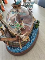 Disney's Kapitein Haak schip beeld met globe + muziekdoos, Comme neuf, Enlèvement ou Envoi