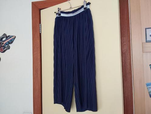 Blauwe broek met plooien en zilveren aantrekband 122 B&B, Kinderen en Baby's, Kinderkleding | Maat 122, Zo goed als nieuw, Meisje