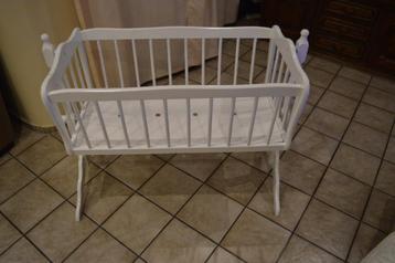 Babybed met schommelfunctie beschikbaar voor biedingen
