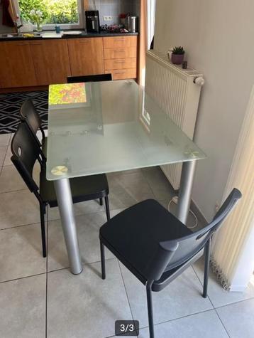 Eettafel met 4 stoelen beschikbaar voor biedingen