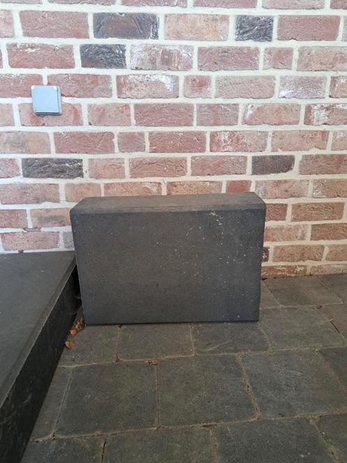 Gratis ophalen zwart/grijs stenen opstap 50x15x15cm, Tuin en Terras, Tegels en Klinkers, Zo goed als nieuw, Ophalen
