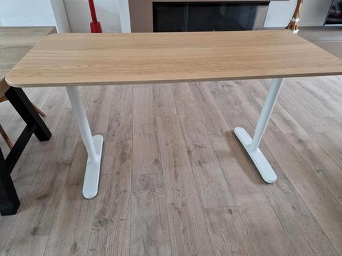 Bekant verstelbaar bureau eikenfineer met netje voor kabels, Huis en Inrichting, Bureaus, Zo goed als nieuw, Bureau, In hoogte verstelbaar