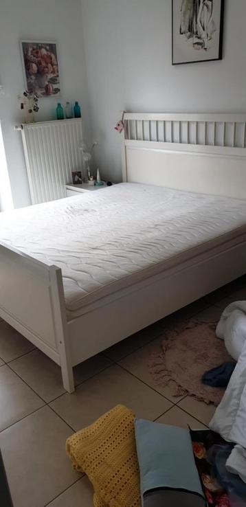 Lit blanc avec sommiers et matelas 