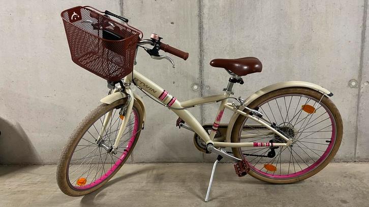 Meisjesfiets 24 inch B-twin met mandje, Fietsen en Brommers, Fietsen | Meisjes, Zo goed als nieuw, 24 inch, Handrem, Versnellingen