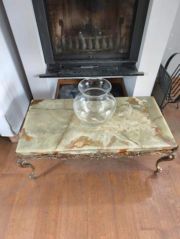 Une table d'appoint marbré  beschikbaar voor biedingen