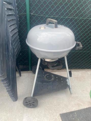 Barbecue op wieltjes beschikbaar voor biedingen