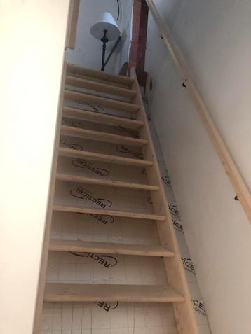 Houten trap met leuning beschikbaar voor biedingen