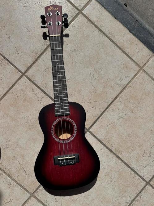 Winzz Concert Ukulele 23” Kit – Red (Like New), Muziek en Instrumenten, Strijkinstrumenten | Overige, Nieuw, Ophalen