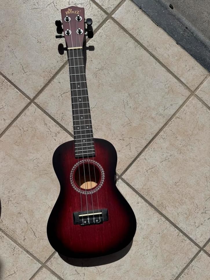 Winzz Concert Ukulele 23” Kit – Red (Like New), Muziek en Instrumenten, Strijkinstrumenten | Overige, Nieuw, Ophalen
