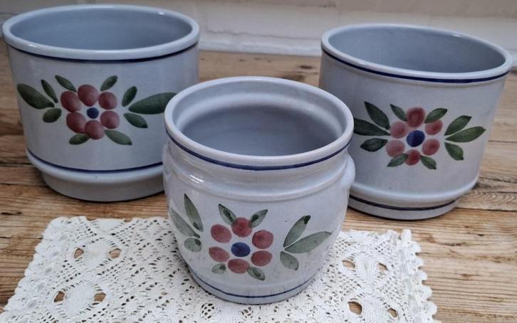 3 Vintage Duitse GDR lichtblauwe bloempotten met bloemen, Tuin en Terras, Bloempotten, Gebruikt, Aardewerk, Binnen, Minder dan 40 cm