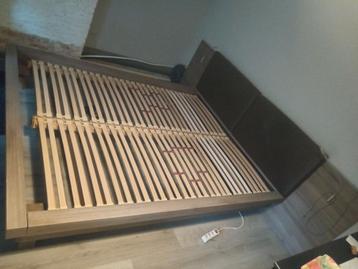 Stevig bed met lederen kussens en leeslampjes beschikbaar voor biedingen
