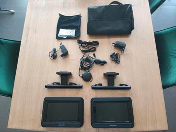 Draagbare dvd-speler in de auto of thuis, grote tv met twee  beschikbaar voor biedingen