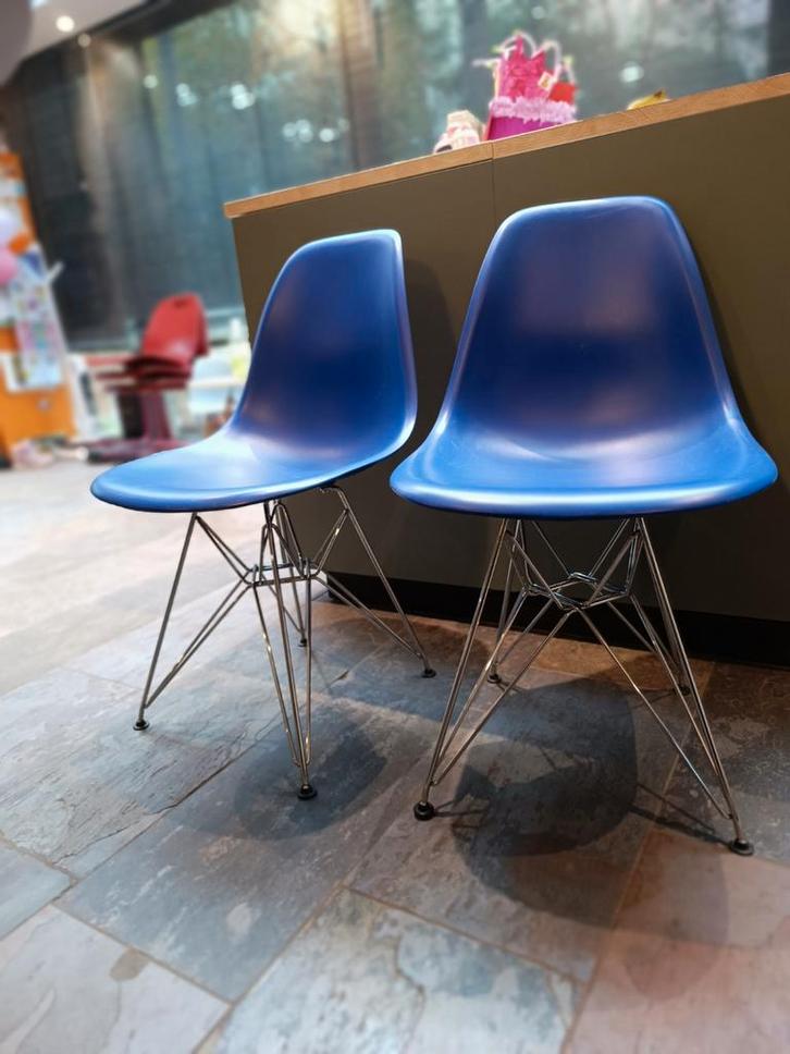 Vitra Eames plastic chair DSR, Huis en Inrichting, Stoelen, Gebruikt, Kunststof, Metaal, Blauw, Ophalen