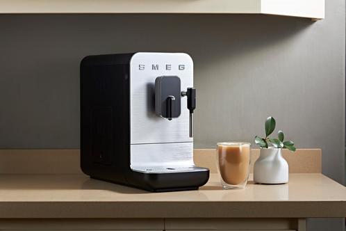 Smeg Volautomatisch koffiemachine met bonen en stoomfunctie, Elektronische apparatuur, Koffiezetapparaten, Gebruikt, Koffiebonen
