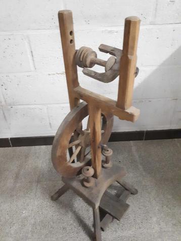 Houten spinnewiel beschikbaar voor biedingen
