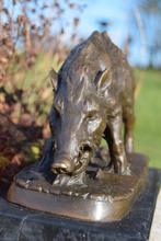 BRONZEN ZWIJN GESIGNEERD OP EEN MARMEREN SOKKEL., Ophalen of Verzenden, Brons
