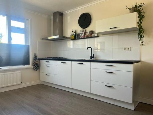 Strakke witte dubbelwandige keuken met WhirlpoolGEDEMONTEERD, Huis en Inrichting, Keuken | Complete keukens, Zo goed als nieuw