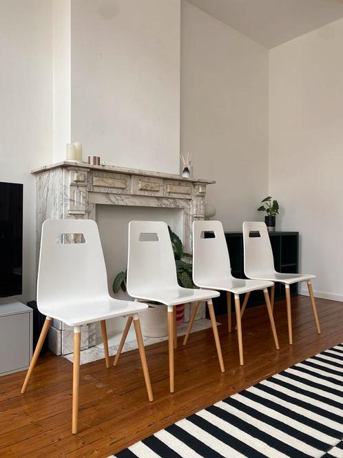 4 witte stoelen met houten poten, Huis en Inrichting, Stoelen, Gebruikt, Vier, Hout, Kunststof, Wit, Ophalen
