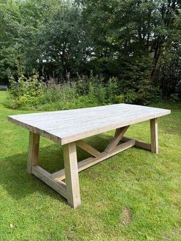 Tuintafel beschikbaar voor biedingen