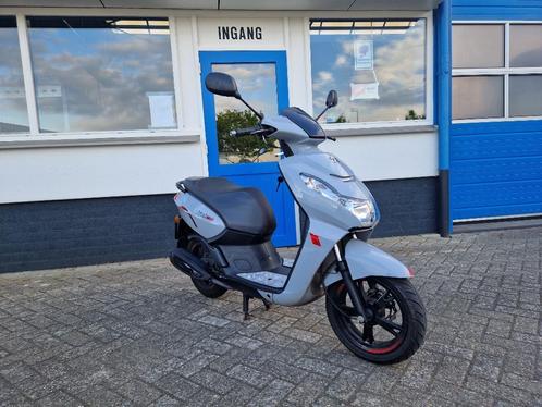 SCHADE: Peugeot kisbee 2020 met lichte kapschade ( Holland ), Fietsen en Brommers, Snorfietsen en Snorscooters, Gebruikt, Peugeot