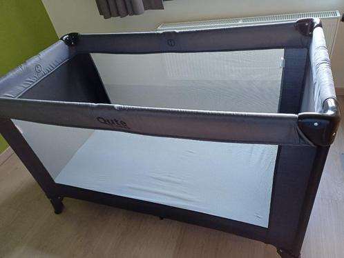 Babybed / reisbed met degelijke matras (2 beschikbaar), Kinderen en Baby's, Kinderkamer | Bedden, Zo goed als nieuw, 140 tot 160 cm