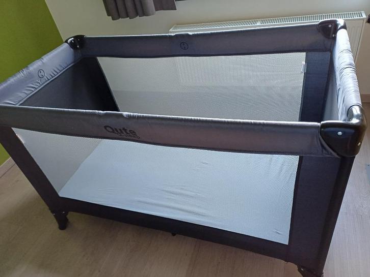 Babybed / reisbed met degelijke matras (2 beschikbaar), Kinderen en Baby's, Kinderkamer | Bedden, Zo goed als nieuw, Minder dan 140 cm