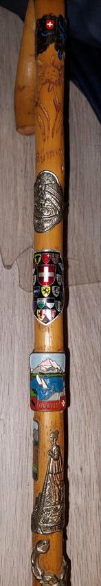 Canne de marche vintage - Alpes suisses - avec emblèmes en m, Enlèvement ou Envoi