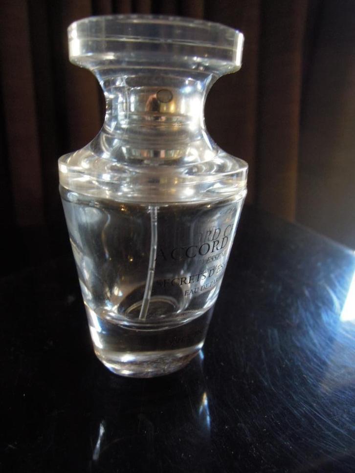 eau de parfum Accord chic Yves Rocher 30ml spray leeg, Verzamelen, Parfumverzamelingen, Gebruikt, Parfumfles, Ophalen of Verzenden