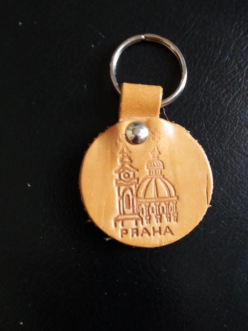 sleutelhanger Praag – leren cirkel met Praha + gebouw, Verzamelen, Sleutelhangers, Nieuw, Stad of Land, Ophalen of Verzenden
