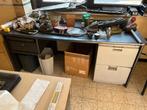 Zwarte houten bureau met lade links en losse metalen ladebl, Huis en Inrichting, Ophalen, Gebruikt, Bureau