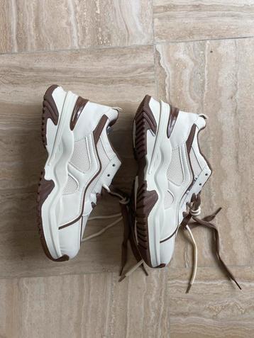 Stijlvolle damessneakers beschikbaar voor biedingen