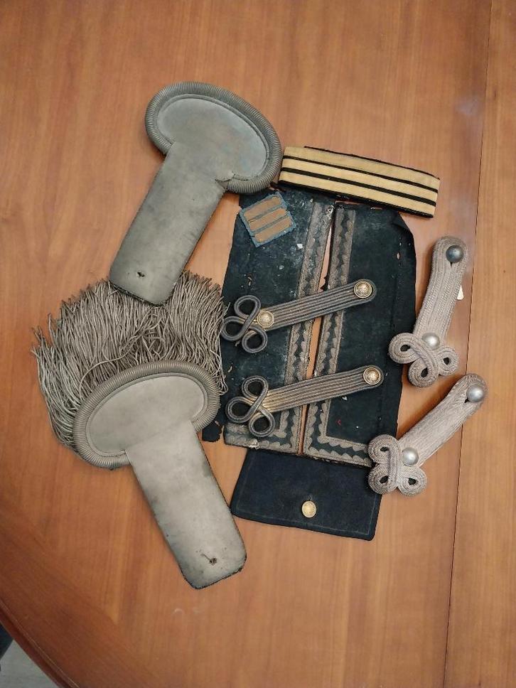 Set schoudervullingen, borduurwerk, klavertjes. WO1, Verzamelen, Militaria | Algemeen, Landmacht, Kleding of Schoenen, Ophalen of Verzenden