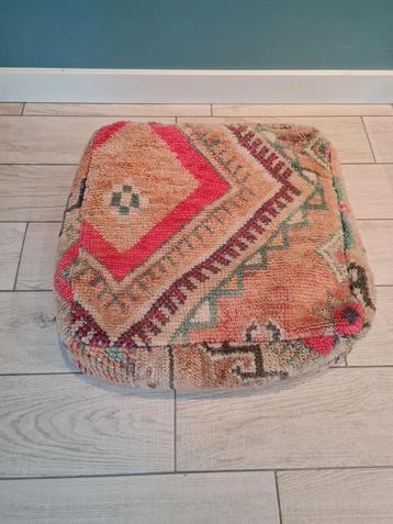 Poef beschikbaar voor biedingen