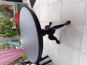 Zwarte eettafel perfecte staat. Bieden beschikbaar voor biedingen