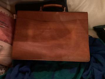 Oude(+50jaar) bruine lederen handtas beschikbaar voor biedingen