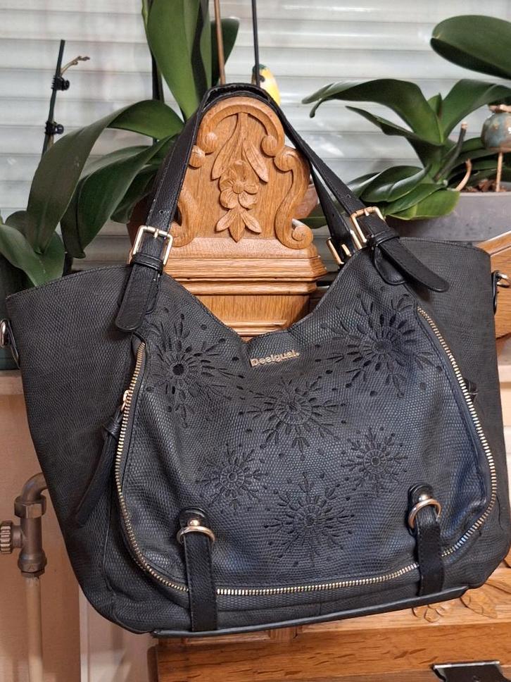 Grand sac à main Desigual noir robuste avec structure croco, Handtassen en Accessoires, Tassen | Damestassen, Gebruikt, Handtas