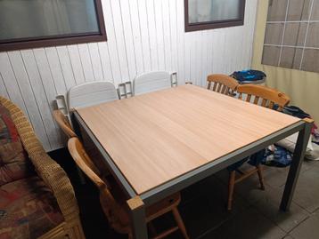 Mooie eettafel - Stevig en praktisch beschikbaar voor biedingen