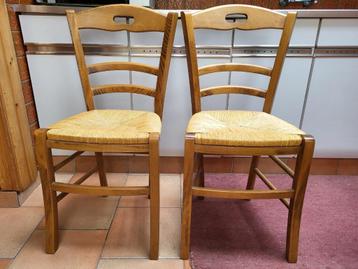 2 CHAISES EN BOIS AVEC SIÈGES EN OSIER, BON ÉTAT