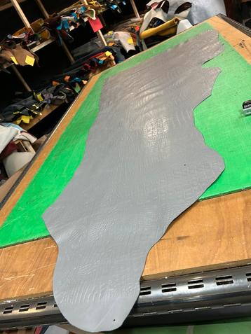 Lichtgrijs Italiaase halve huid 1.2mm dik soepel kroko A-312 beschikbaar voor biedingen