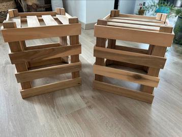 2 tables de chevet IKEA bois beschikbaar voor biedingen