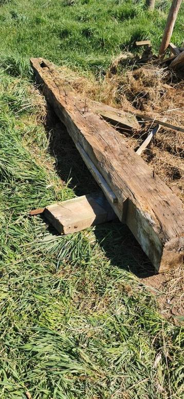 Antieke eiken balken, nog op te kuisen. 3.5 a 4 m.  beschikbaar voor biedingen