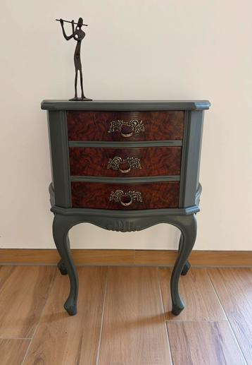 Klassiek - modern gerestyled vintage bijzettafeltje beschikbaar voor biedingen
